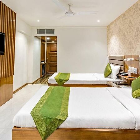 Hotel Crown Palace Indore Buitenkant foto