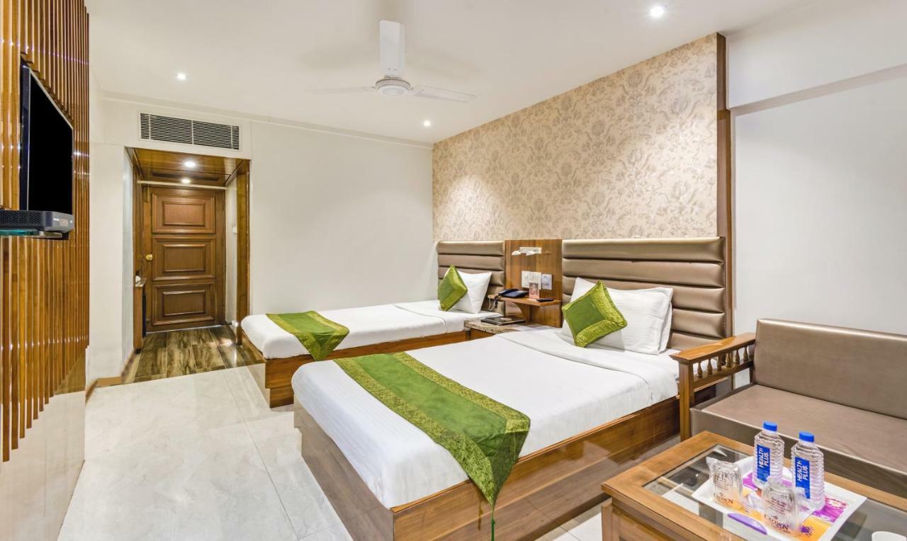 Hotel Crown Palace Indore Buitenkant foto