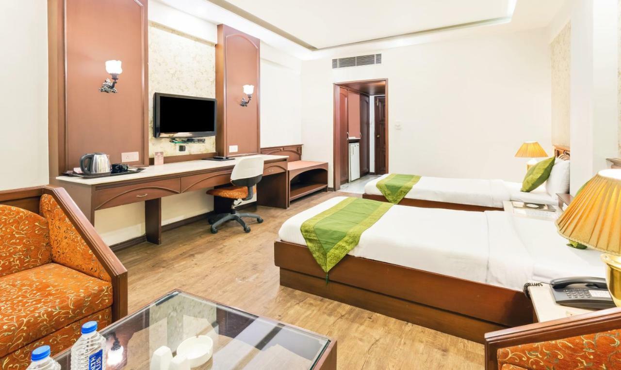 Hotel Crown Palace Indore Buitenkant foto