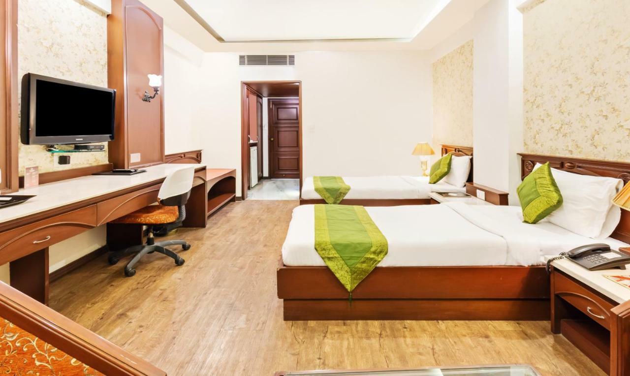 Hotel Crown Palace Indore Buitenkant foto