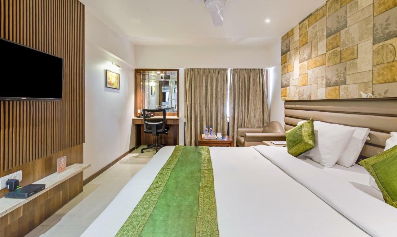 Hotel Crown Palace Indore Buitenkant foto