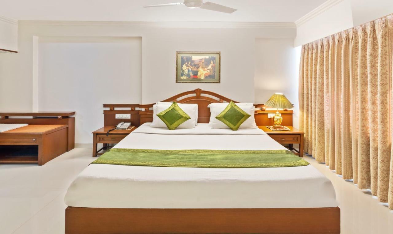 Hotel Crown Palace Indore Buitenkant foto