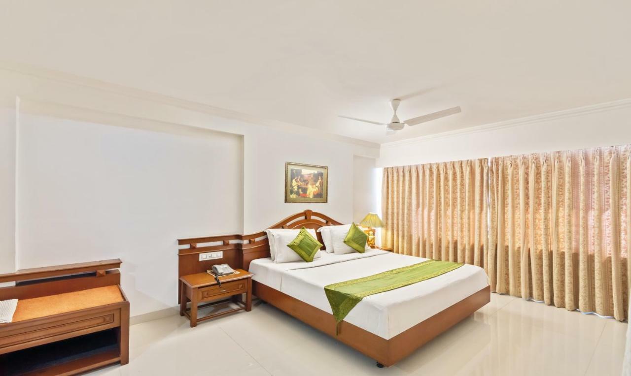 Hotel Crown Palace Indore Buitenkant foto