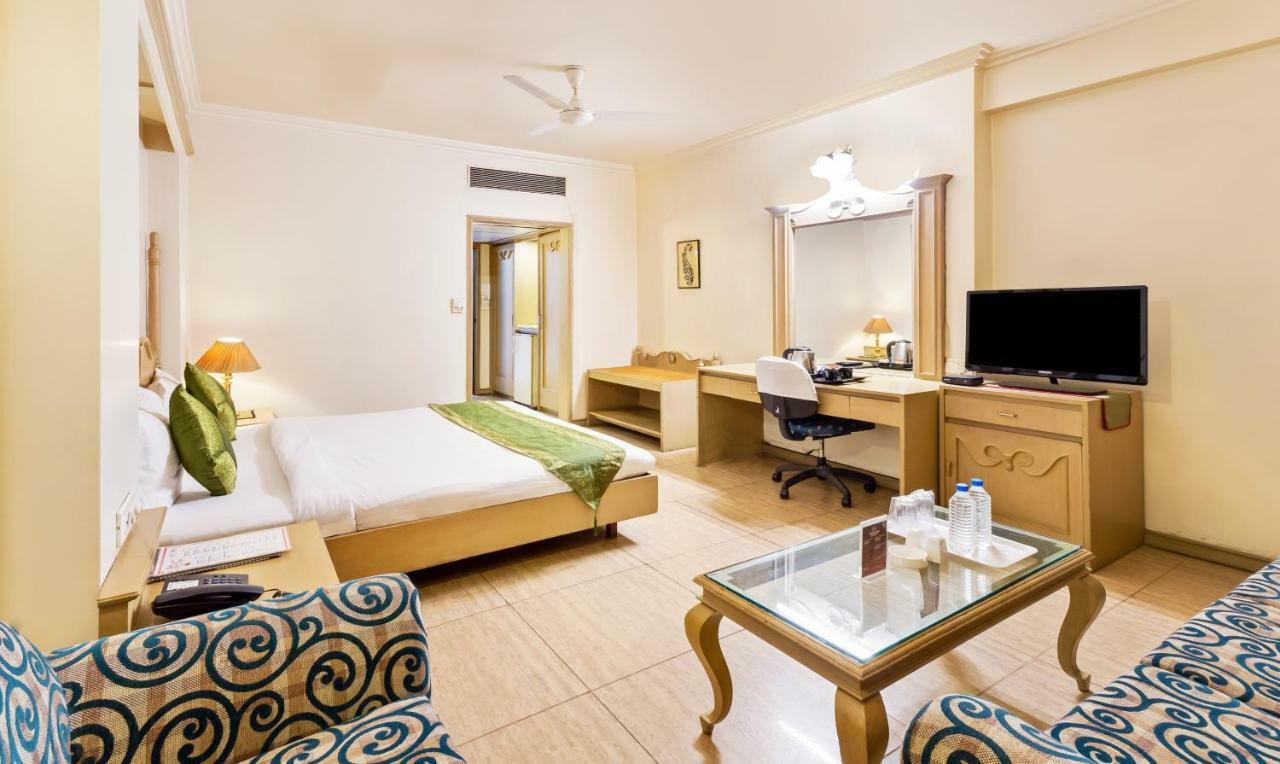 Hotel Crown Palace Indore Buitenkant foto