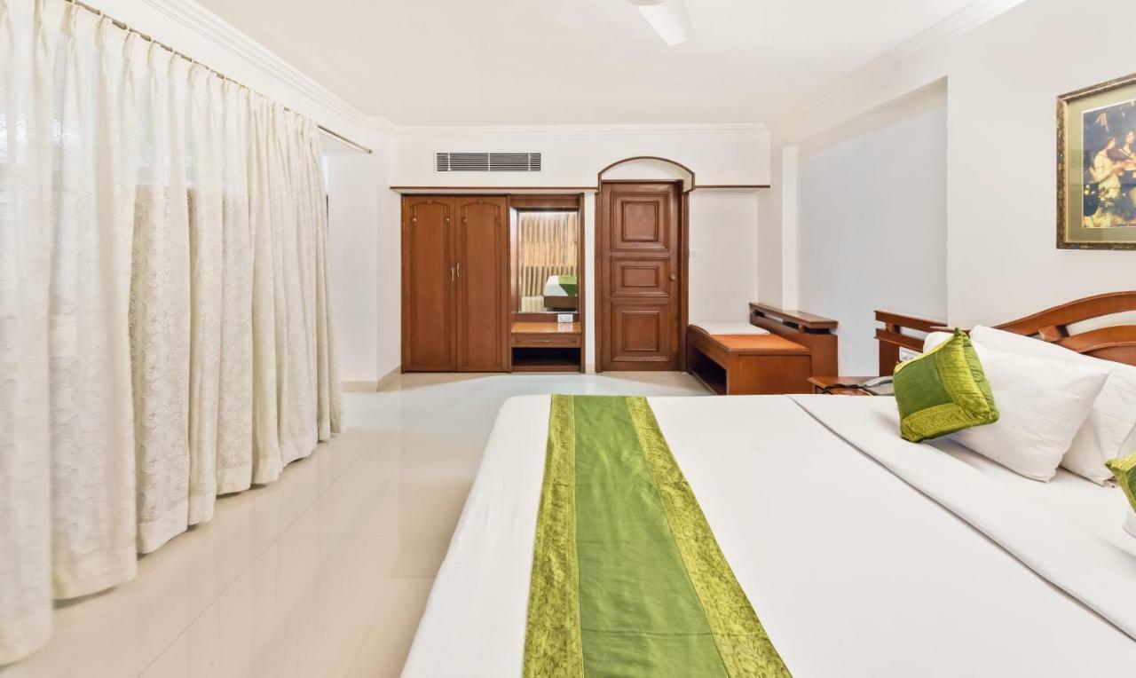 Hotel Crown Palace Indore Buitenkant foto