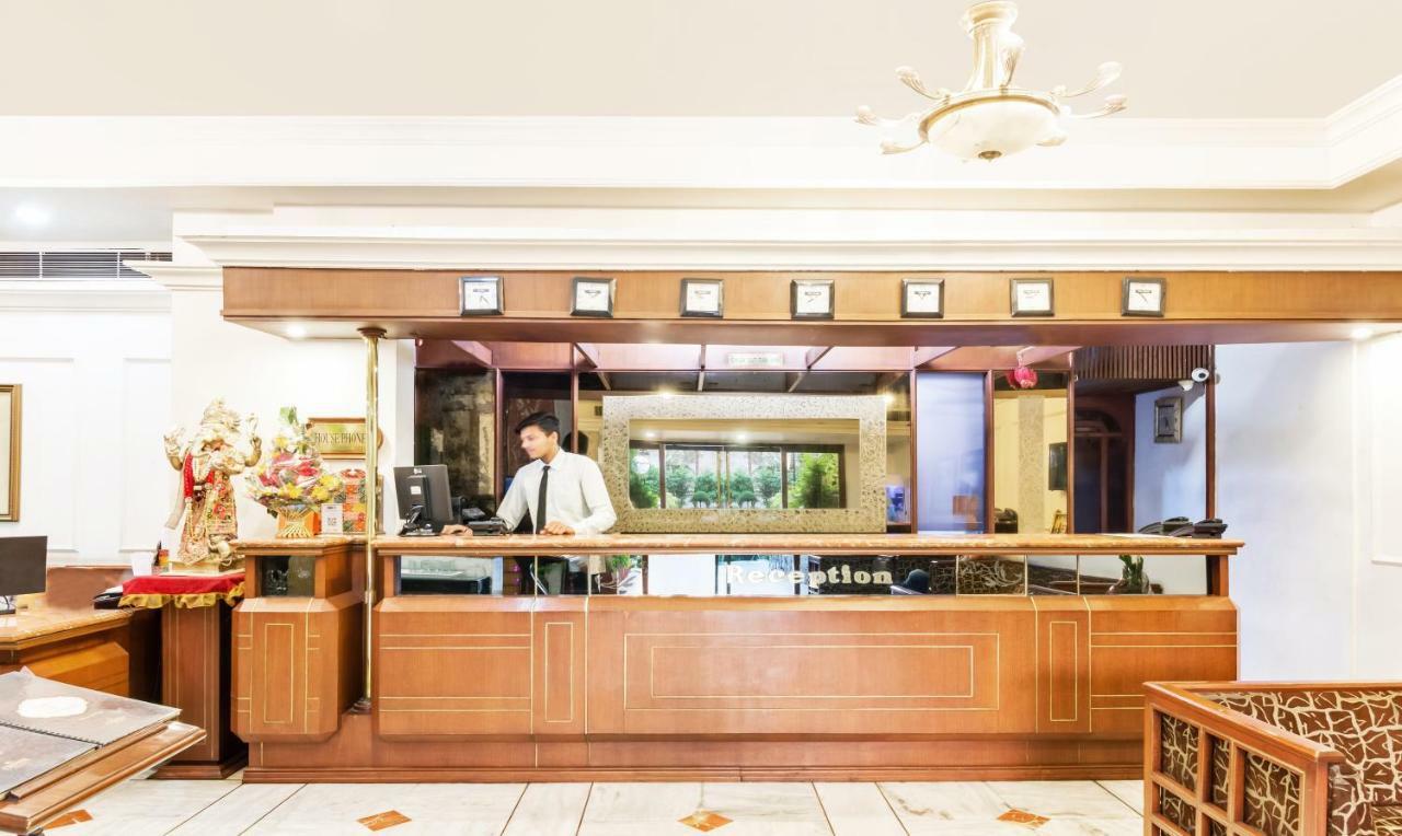 Hotel Crown Palace Indore Buitenkant foto