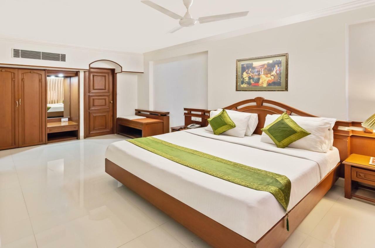 Hotel Crown Palace Indore Buitenkant foto